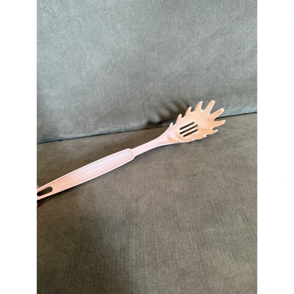 VINTAGE EKCO SLOTTED PASTA SPOON Dishwasher Safe USA almond Serving Utensil Food
